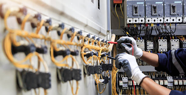 Professional Electrician technician working in Evergreen Park, IL